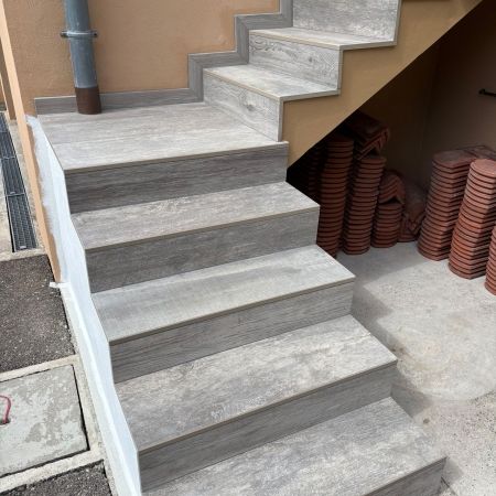 Terrasse et escalier en carrelage extérieur effet bois grisé