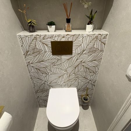Rénovation de WC suspendu moderne avec plaques XXL effet pierre