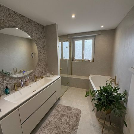 Rénovation de salle de bains avec douche à l'italienne, baignoire et plaques XXL effet pierre