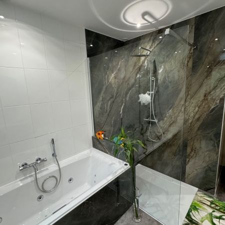 Rénovation d'une salle de bains avec douche à l'italienne et carrelage effet pierre marbré