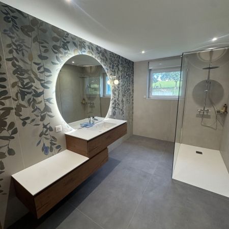 Salle de bains design avec meuble suspendu bois et douche à l'italienne