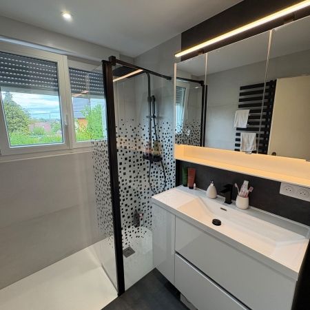 Rénovation contemporaine : contraste noir et blanc et douche grand format