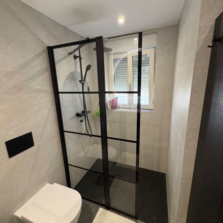 Rénovation contemporaine aux nuances minérales et finitions noires Rénovation contemporaine aux nuances minérales et finitions noires
