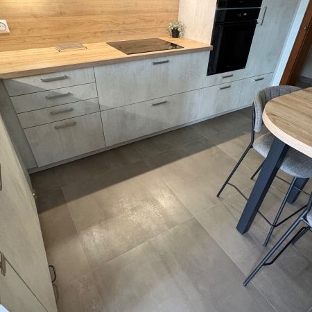Rénovation d’un sol de cuisine avec un carrelage effet métallisé