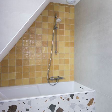 Rénovation d'une salle de bain - terrazzo et touches ocre Rénovation d'une salle de bain - terrazzo et touches ocre