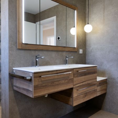Rénovation de salle de bain : élégance minérale, décor floral et mobilier effet bois Rénovation de salle de bain : élégance minérale, décor floral et mobilier effet bois