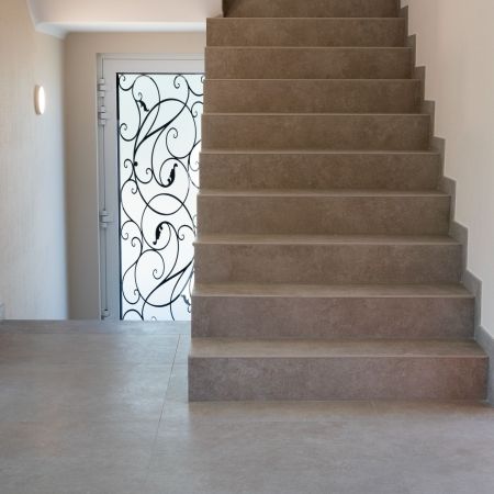 Habillage d'un escalier en grès cérame : des marches pleines aux finitions soignées