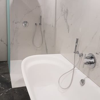 Salle de bain avec carreaux XXL aspect marbre