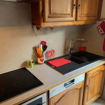 Pose de plaque XXL sur plan de travail et crédence de cuisine