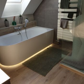 Rénovation d'une salle de bain avec baignoire semi ilôt