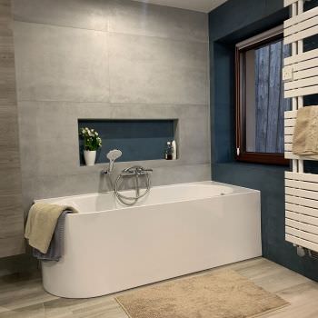 Rénovation d'une salle de bain avec baignoire semi ilôt